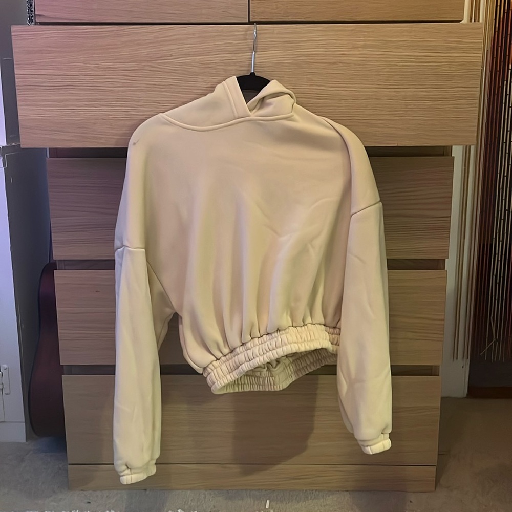 No not know brand. Prob Amazon. Beige. Prob a small.